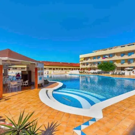 Con Vistas Al Mar Y Piscina En アパートホテル