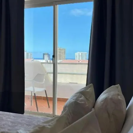 Con Vistas Al Mar Y Piscina En アパートホテル