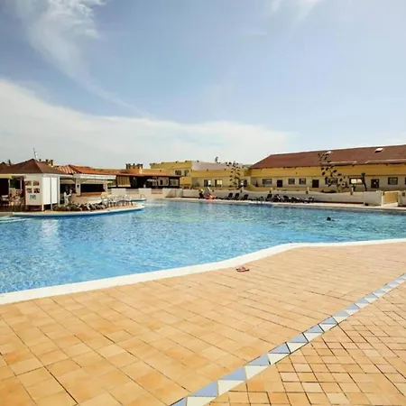 Con Vistas Al Mar Y Piscina En アパートホテル *